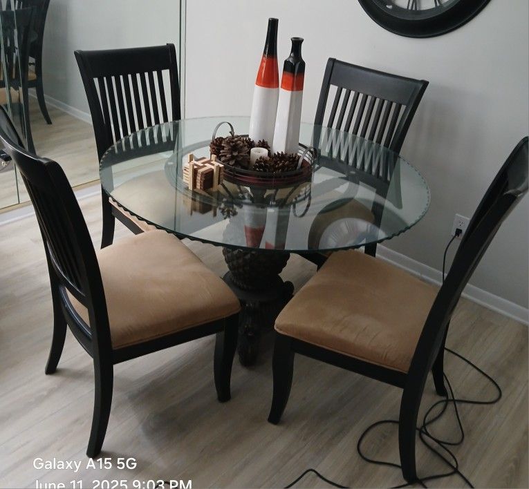 Dining Table Glasstop With 5 Matching Chairs