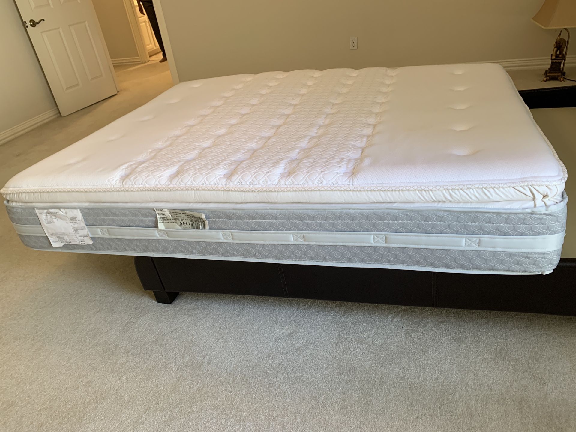 Queen Bed. like new condition