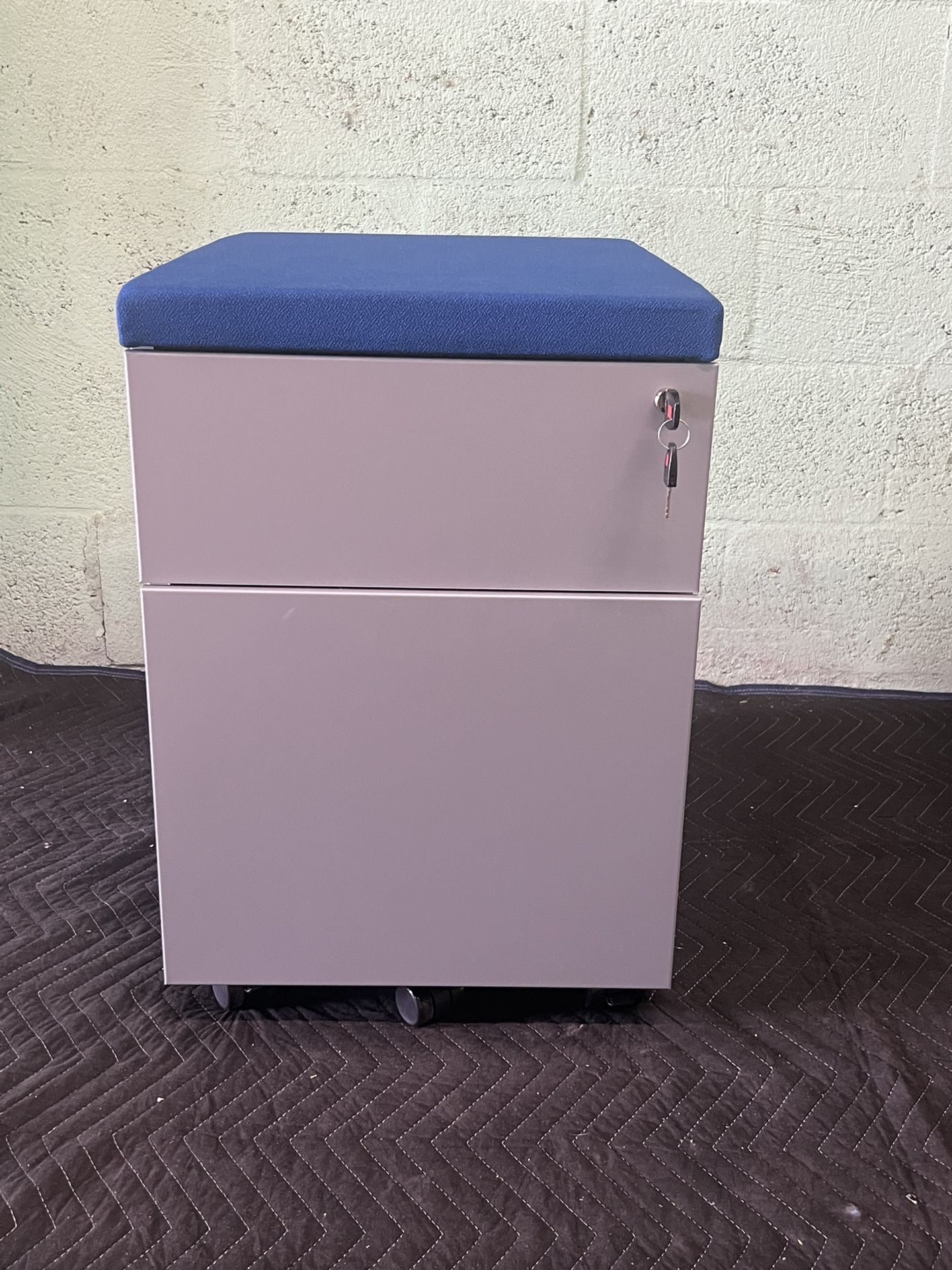 Mobil Pedestal With Couch Cushions