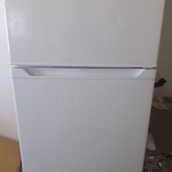 Refrigerator Insignia 