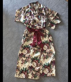 Beautiful vintage Victoria Secret. Long silky robe. Mint condition! Sz M/L Winter florals