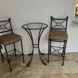 Coctail Table & 2 Chairs