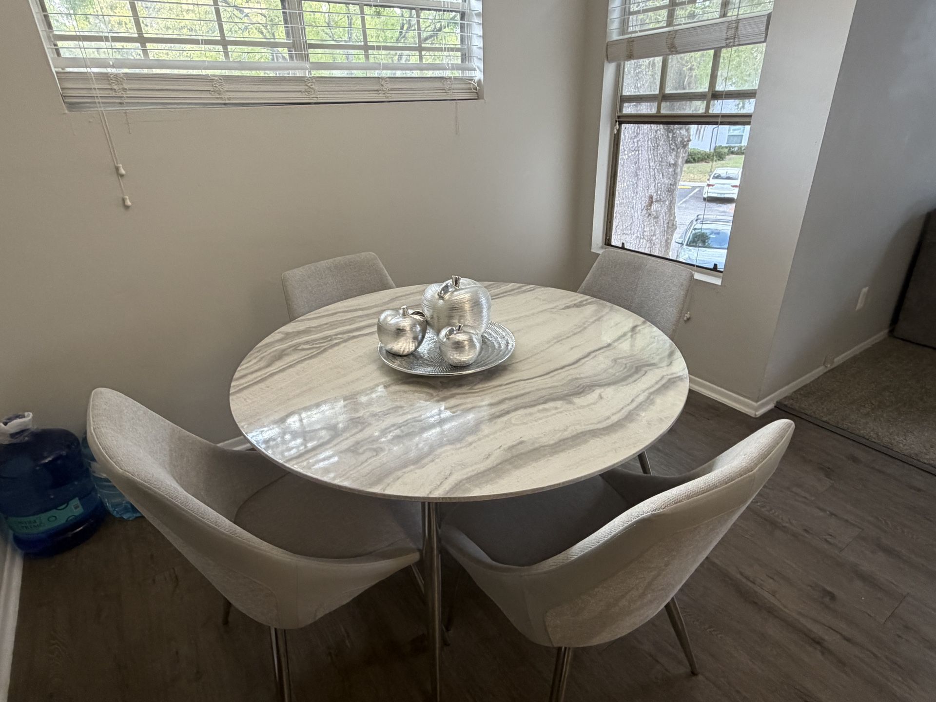 Diner table and chairs price Tap to boost your listing and reach more potential buyers. Your ... negociable