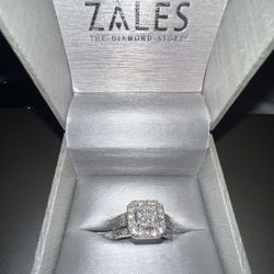 Engagement Ring Size 8. No Longer Needed/ Anillo De Compromiso, Size 8.  Ya No Lo Necesito