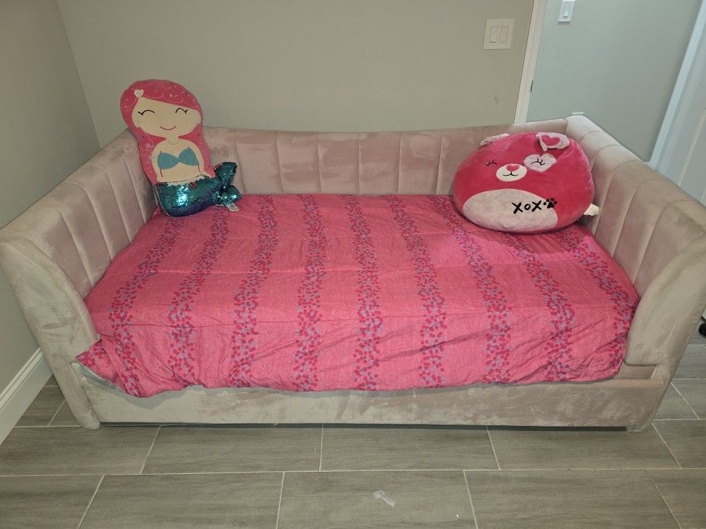 Daybed W/ Trundle