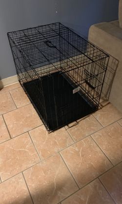 Medium sized dog crate (23" H x 21" W x 30" L)