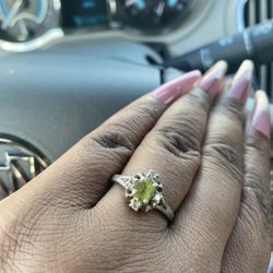 VINTAGE 925 STERLING SILVER PERIDOT STONE RING