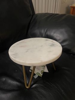 Aesthetic Round Marble Riser with Gold Hairpin Legs