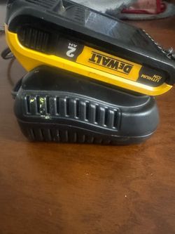 Cargador y pila DEWALT por $70