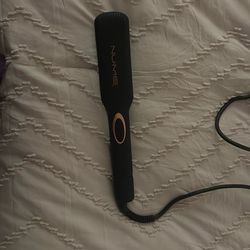 Nume Megastar x Hair straightener!