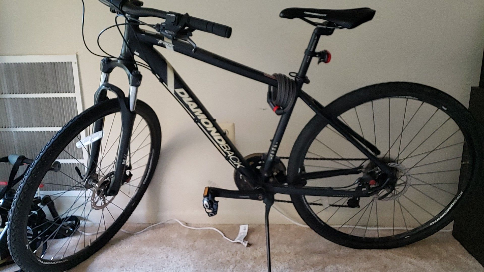 Hybrid Diamondback bike with accessories - for commute/mountain or road ride, barely used