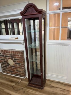Glass display cabinet with lighting