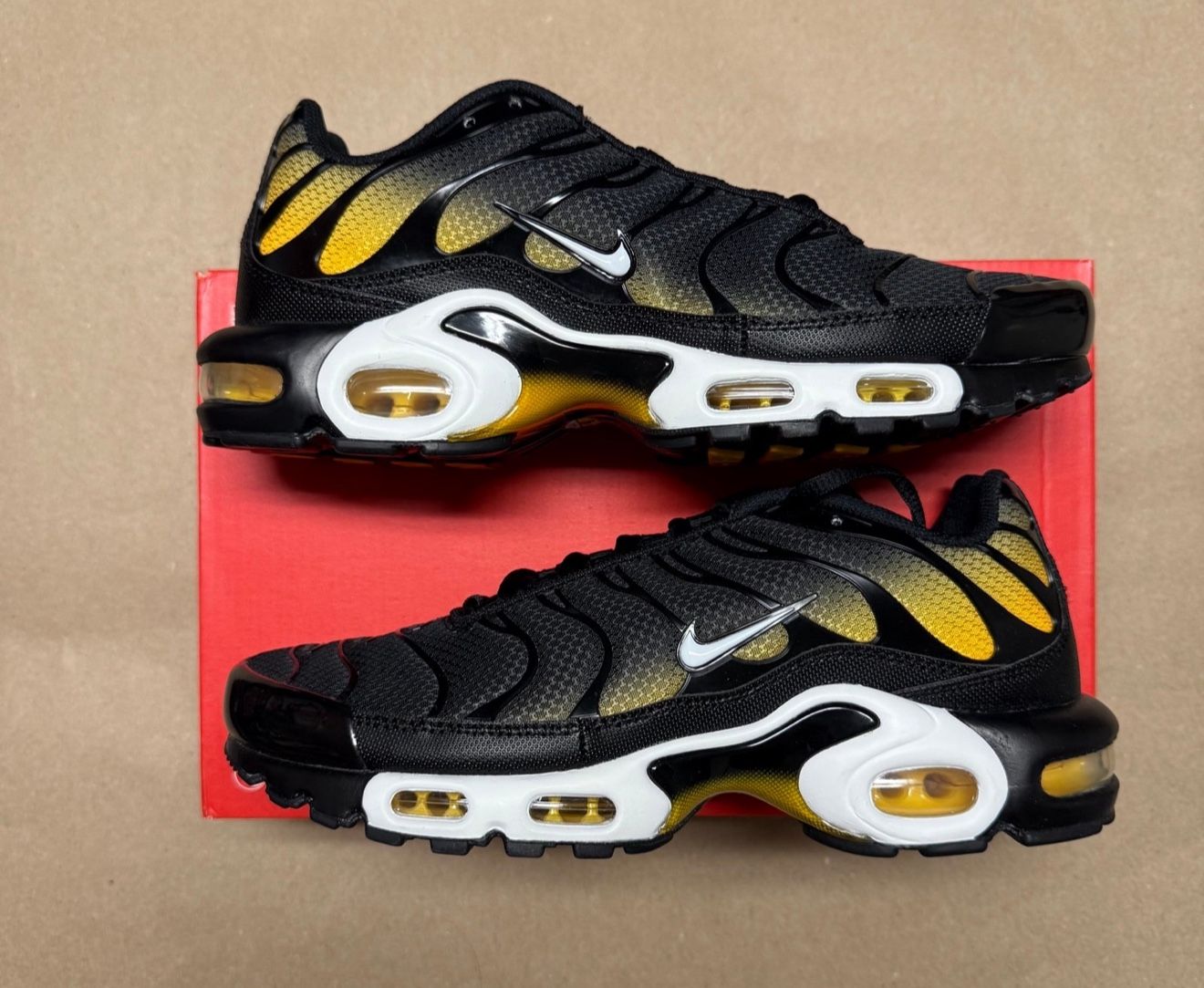Nike Air Max Plus Black University Gold Mens size 10 running shoes