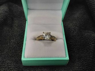 Women's Ring - Solitaire - Yellow Gold 10k (.417) 3.8 grams Size 7