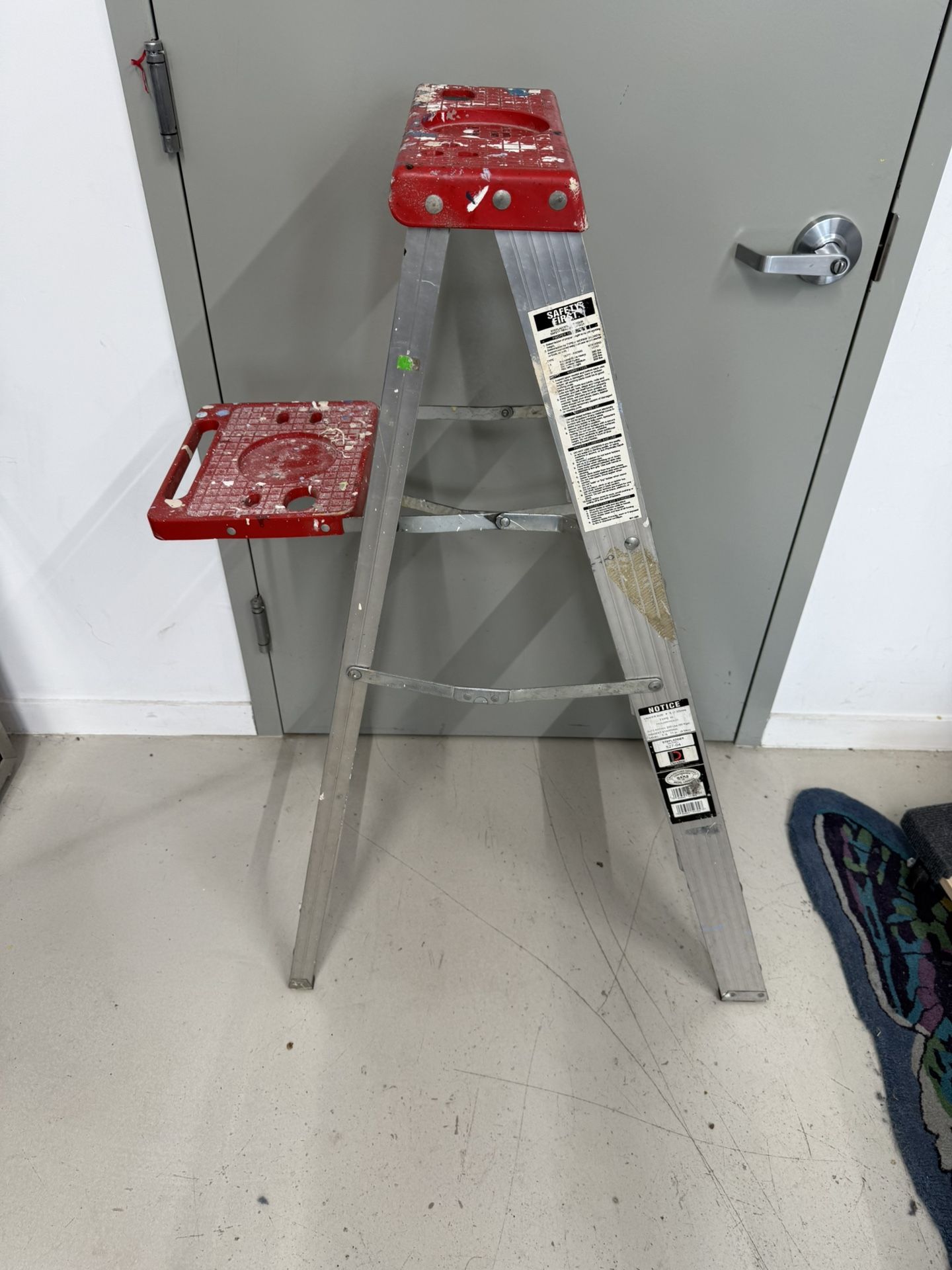 Stepladder model 527-04 Davidson size 4 ft duty rating -200 lbs