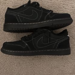 Travis Scott low black trainers 👟