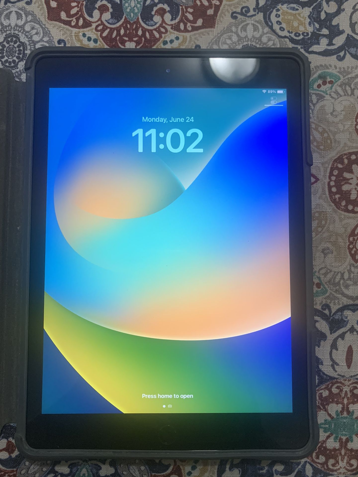 Apple iPad 5th Generation 128GB Unlocked Like New!