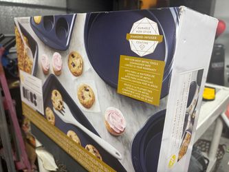 Brand new 9 pieces baking set