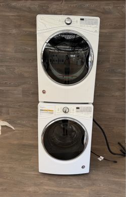 Whirlpool washer and gas dryer laundry set