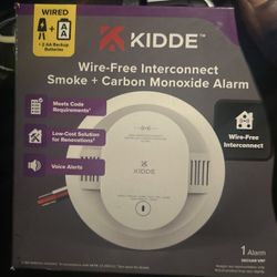 Kiddie Hardwired Smoke and Carbon Monoxide Detector with AA Battery Backup, Wire-Free Interconnect, Voice Alerts, 30CUAR-VRF