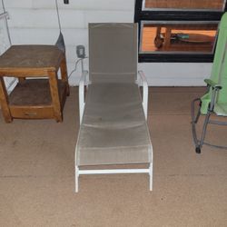 2 Outdoor Sun Lounge Chairs 