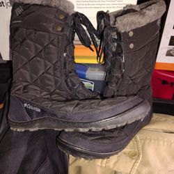 Columbia Snow Boots/ Women's Size 8