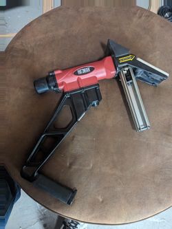 18 -GAUGE L-CLEAT PNEUMATIC FLOORING NAILER