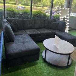 Dark Blue Sectional with Ottoman / Seccional azul oscuro con otomana