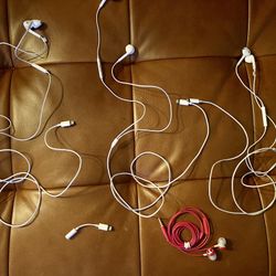 4New Unused Apple headphones 
