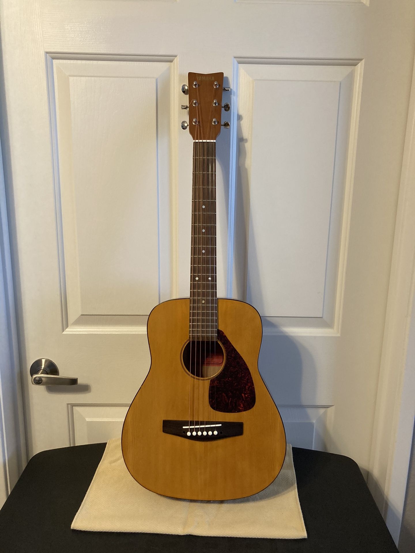 ADORABLE YAMAHA JUNIOR ACOUSTIC GUITAR WITH GIG BAG!