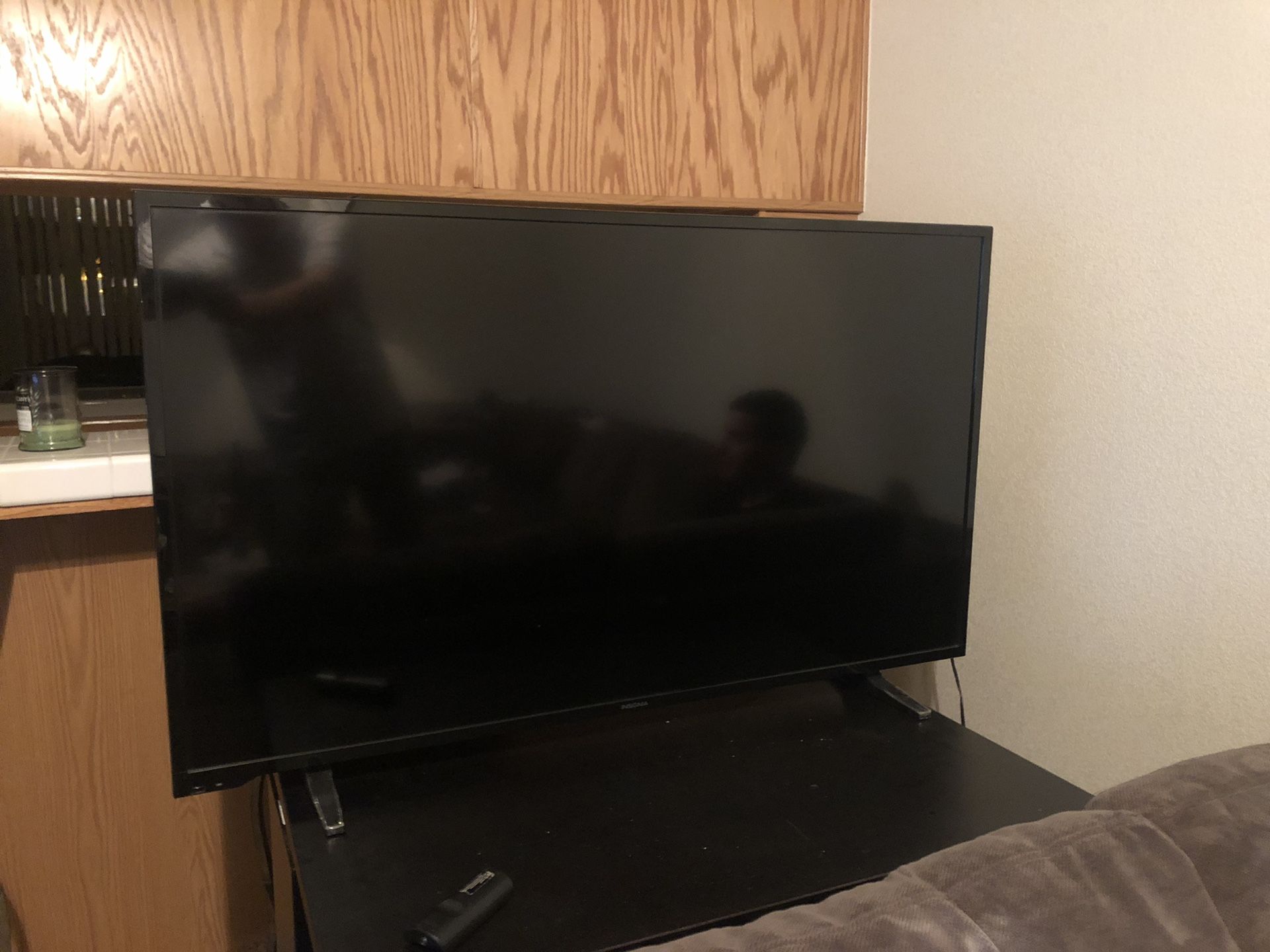 Insignia 50 inch tv. Work great just got a bigger tv. Comes with remote