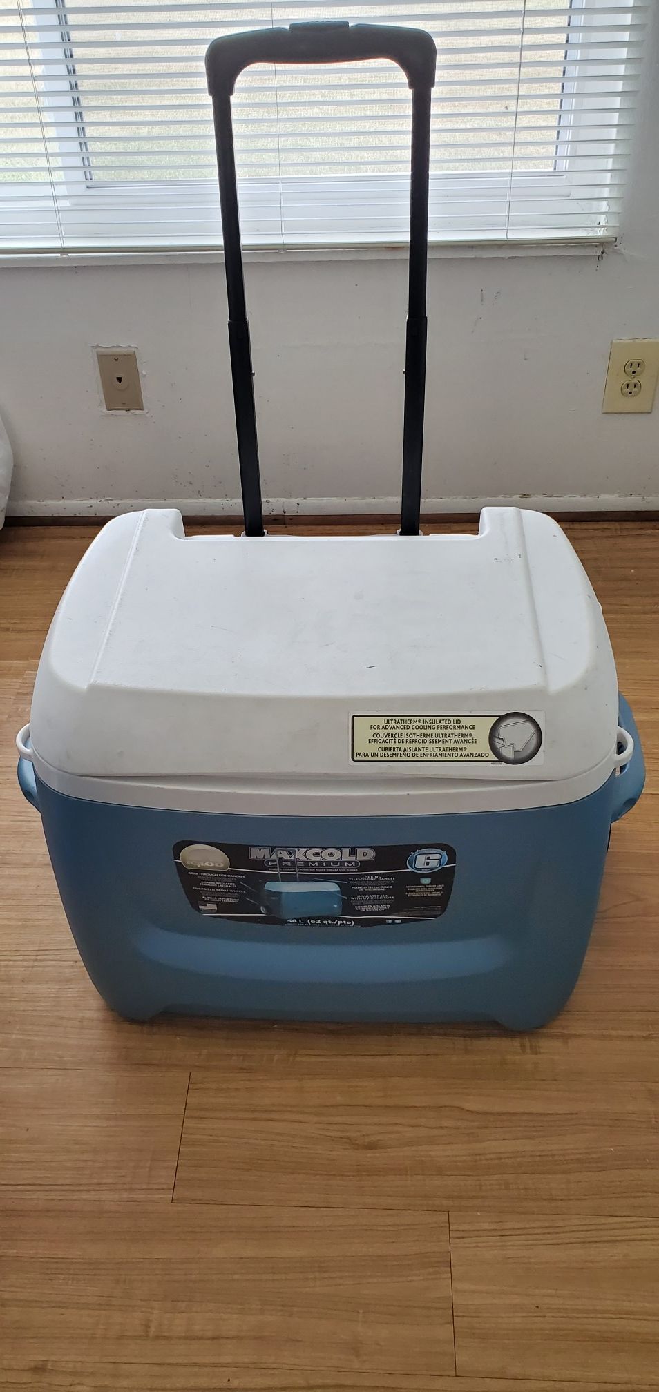 Igloo maxcold rolling cooler/ 58L 95 cans