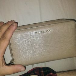 Micheal Kors Wallet For Women 30 Bucks 