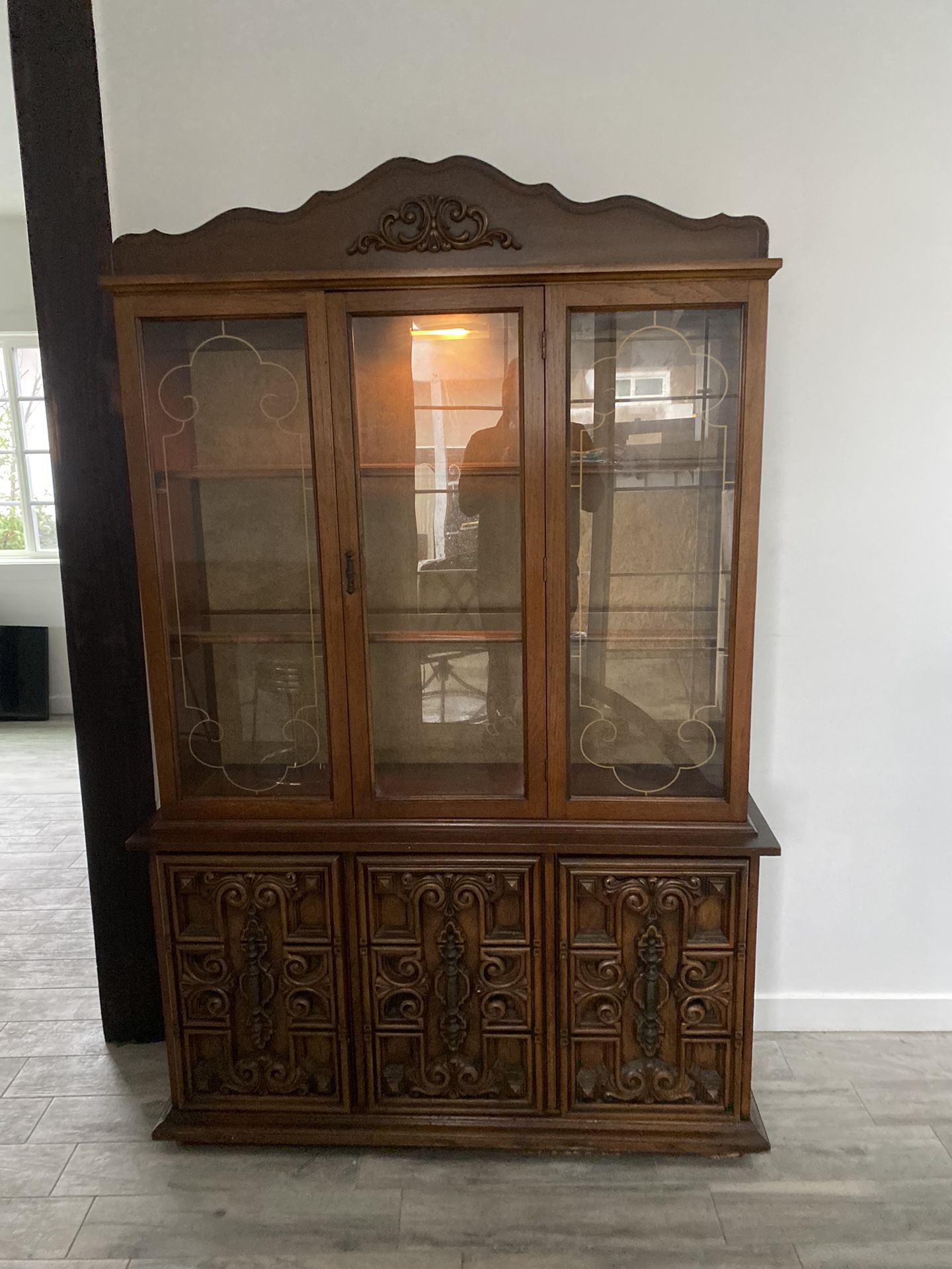 China Cabinet, Excellent Condition 