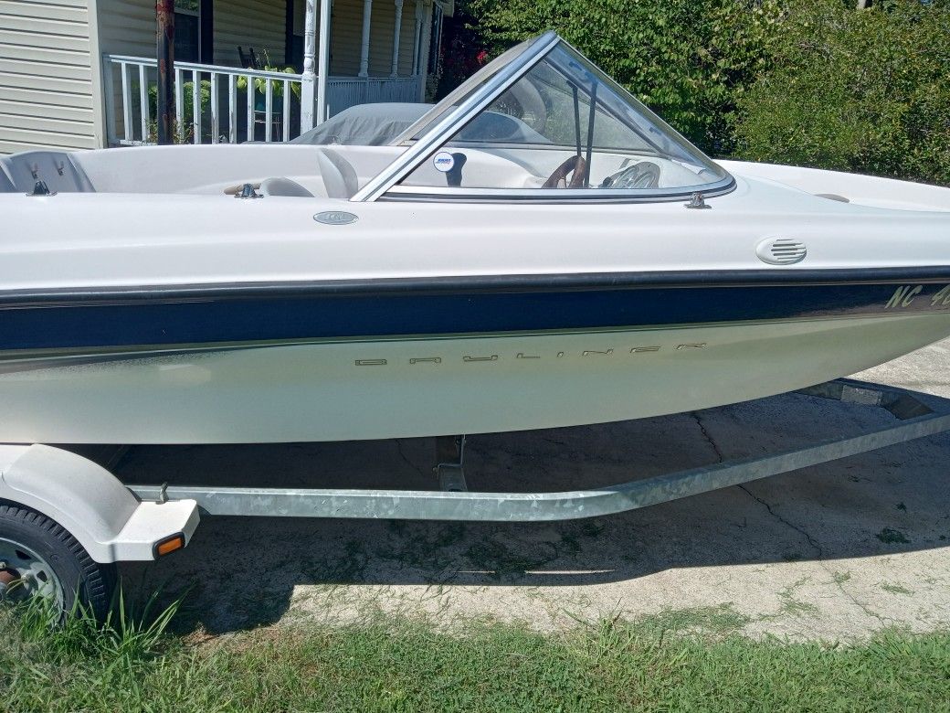 2003 Bayliner Capri 90hp Mercury, One Owner Boat ,Like New Condition