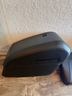 OEM Harley-Davidson 2020 Hard Saddlebags & Passenger Backrest – Excellent Condition