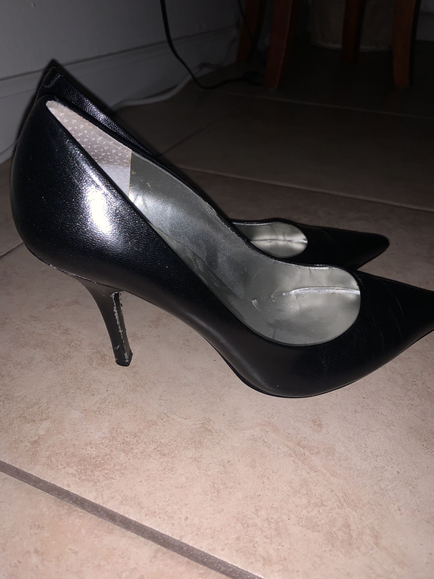 Guess black point shoes