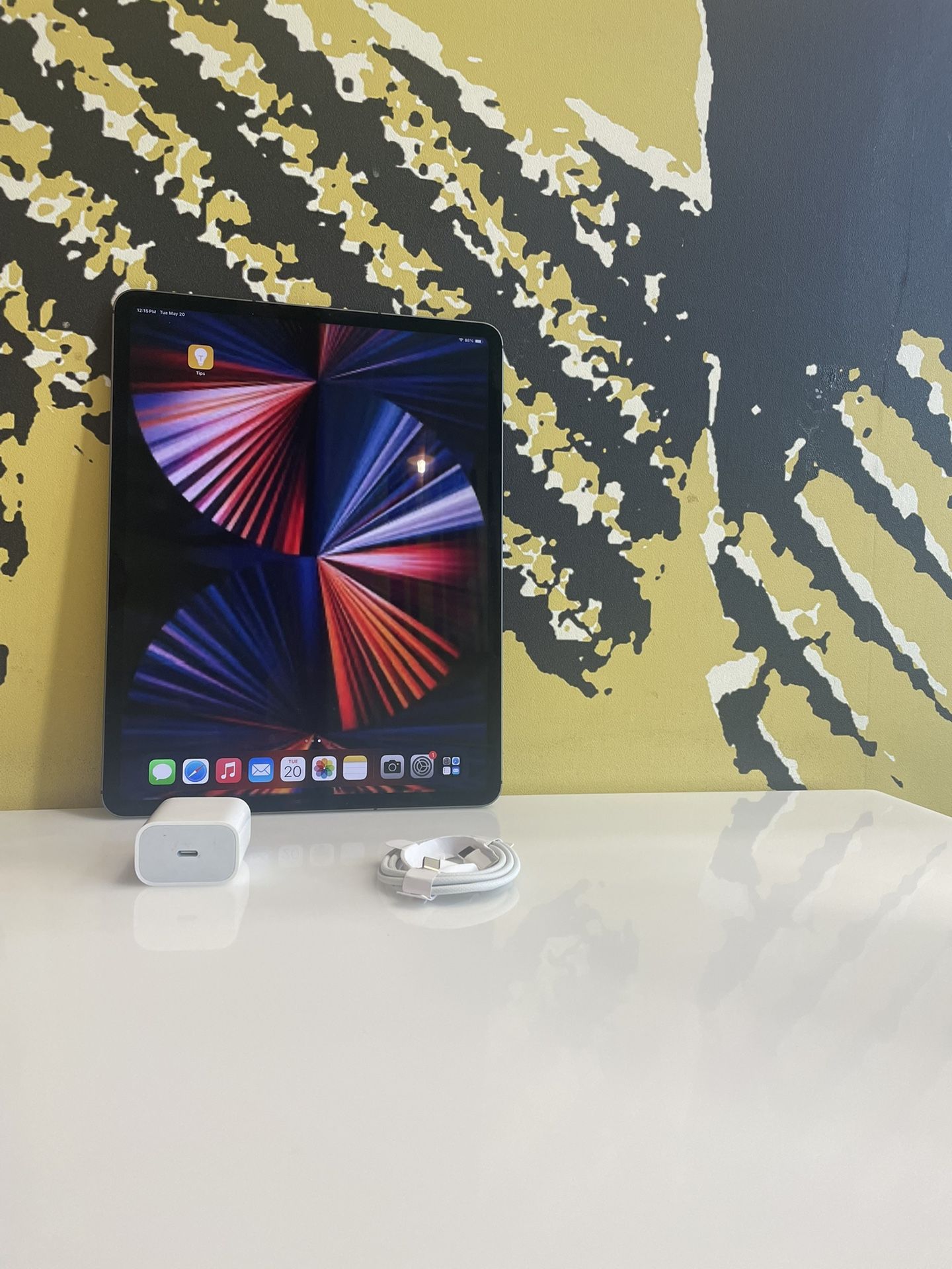 iPad Pro 12.9-inch 5th Gen 256GB M1 (2021) Wi-Fi +Cellular.
