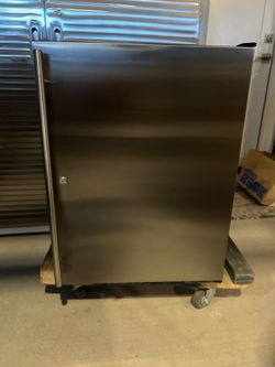 U-Line 24” Built-In Refrigerator – Stainless Steel – Like New