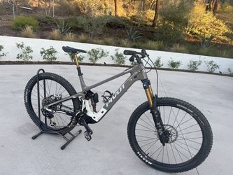 2025 Pivot E-Bike