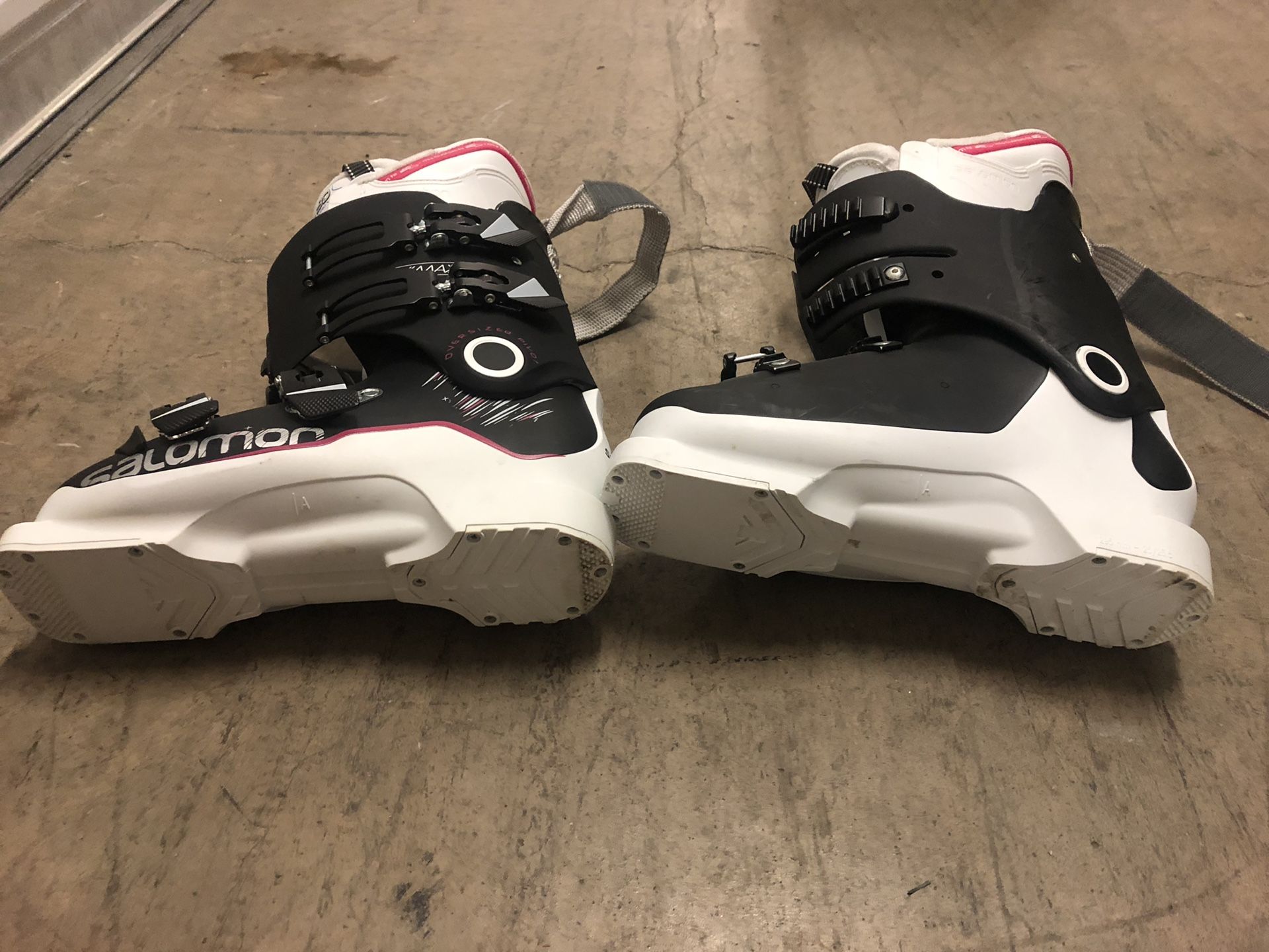 Worn once Salomon Women’s Ski boots size 25.5