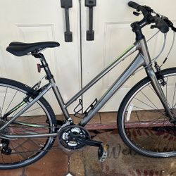 Adult Giant Escape 2 Hybrid Bike 700c Wheels Small Frame, 24 Speed Bicycle