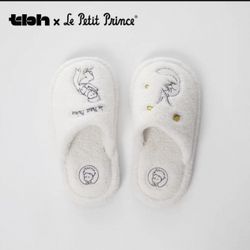 New w tag fleece unisex white flip flop memory foam women slipper men’s slipper  Women size 9-10, men size 7-8 Features: 	•	Soft fleece upper with coz