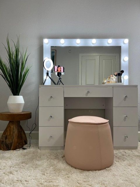 New Hollywod Make Up Vanity! Se Habla Español!