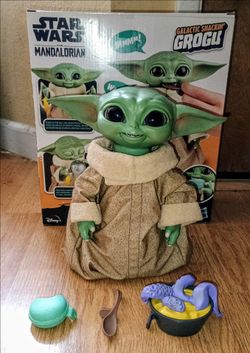 Galactic Snacking Grogu ( Baby Yoda ) Star wars animatronic toy The Mandalorian