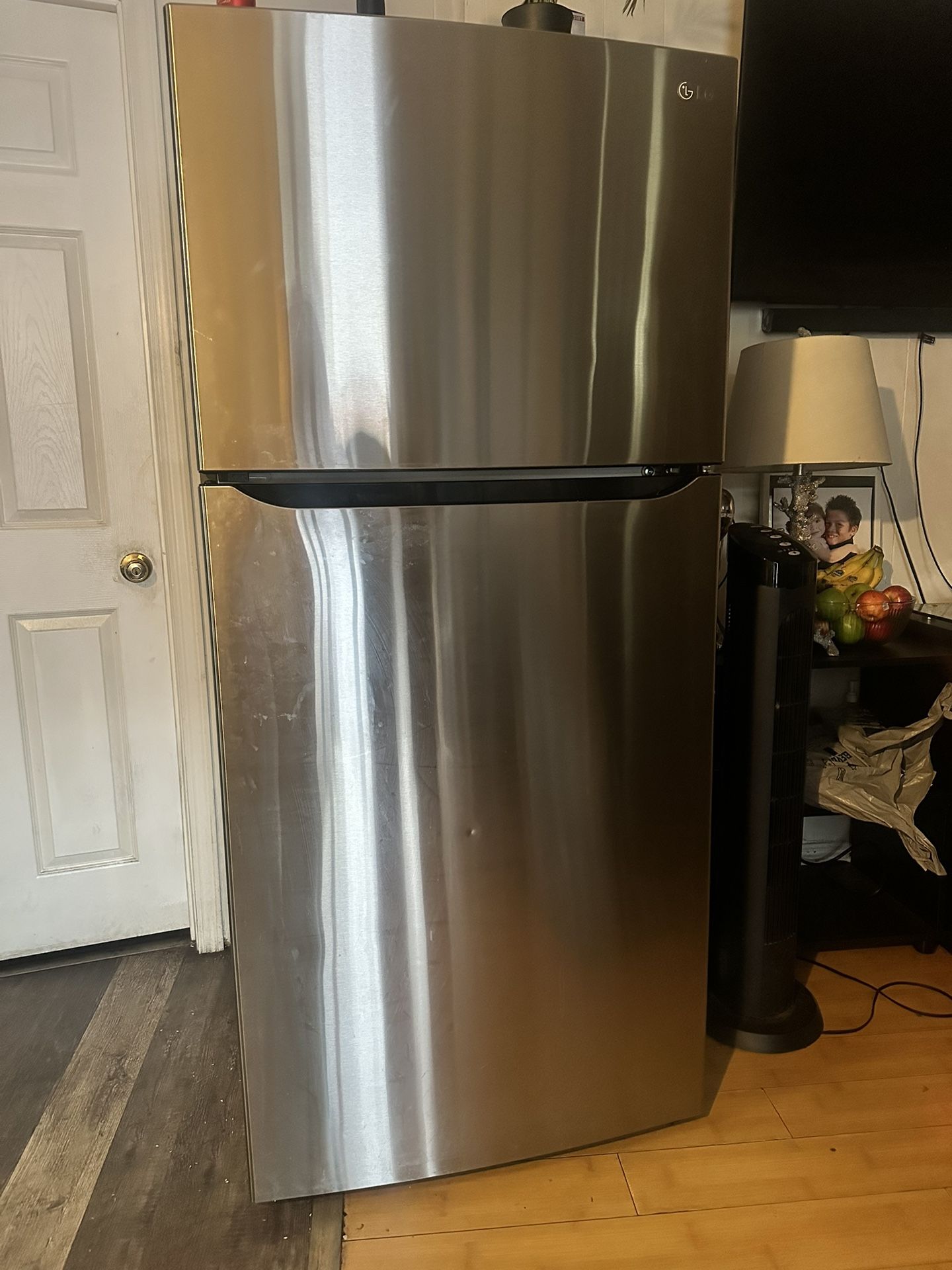 LG Stainless Steel Top Freezer Refrigerator – Excellent Condition!