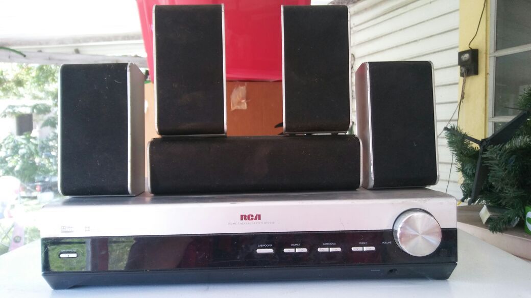 Rca RT2390 audio receiver with speakers