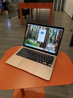 Apple 13” MacBook Air M1 Chip 8GB Ram 256SSD! 90 day warranty! We offer financing!