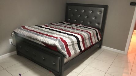 Complete bed with a dresser