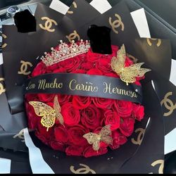 Bouquets and floral arrangements with roses for Valentine's Day.